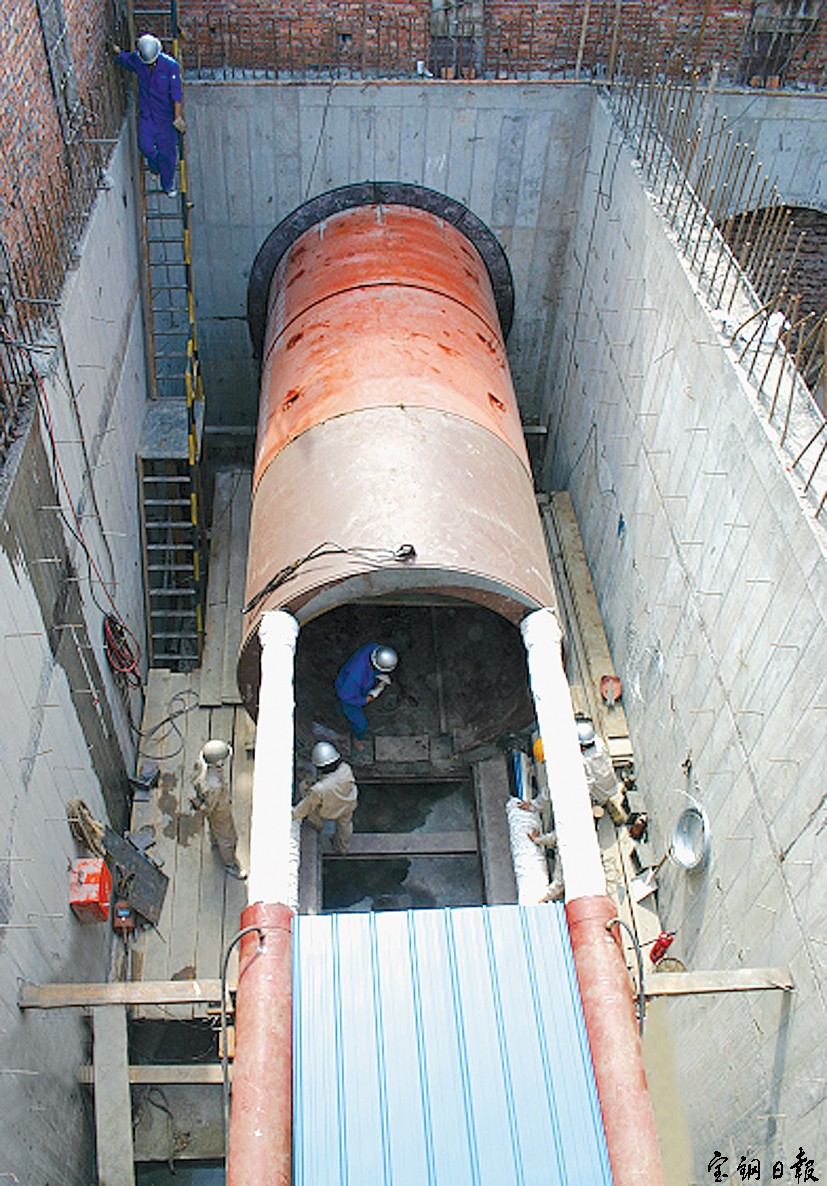 顶管法施工就是在工作坑内借助于顶进设备产生的顶力,克服管道与周围