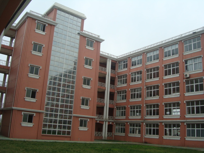  p>建湖县第一中学创办于1956年,原校址位于建湖县钟庄镇,从秉文中学