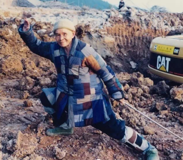  p>宏成法师生于1910年,俗名杨宏春,安徽无为人.