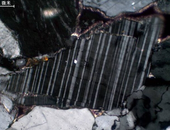  p> b>聚片双晶( /b> b>polysynthetic twin)是 /b>双晶的一种类型,由