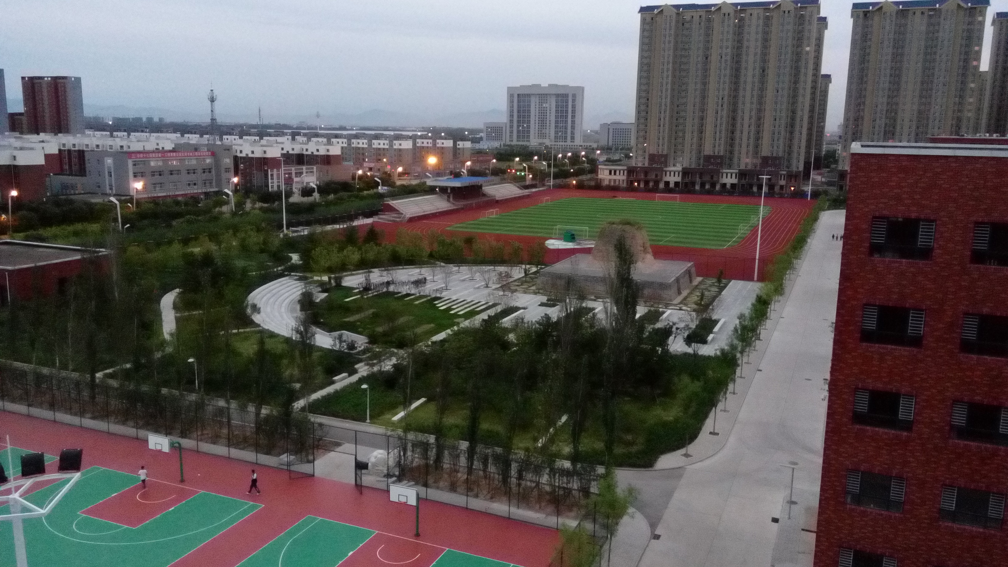  p>大同铁一中是一所大同市教育局直属的完全中学,是山西省示范高中