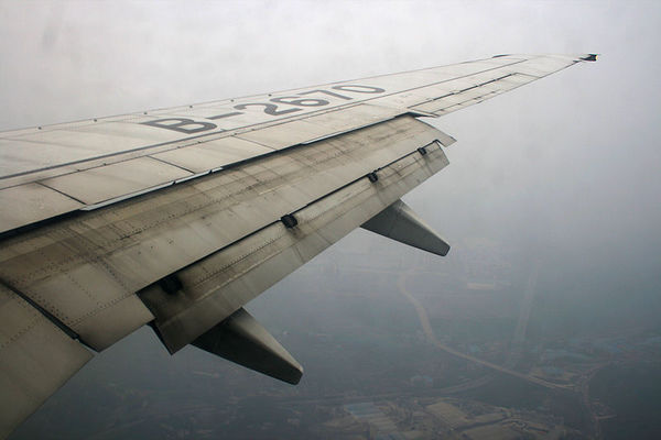 器/376575" data-lemmaid="376575">飞行器 /a>上(尤其是飞机上)的 a