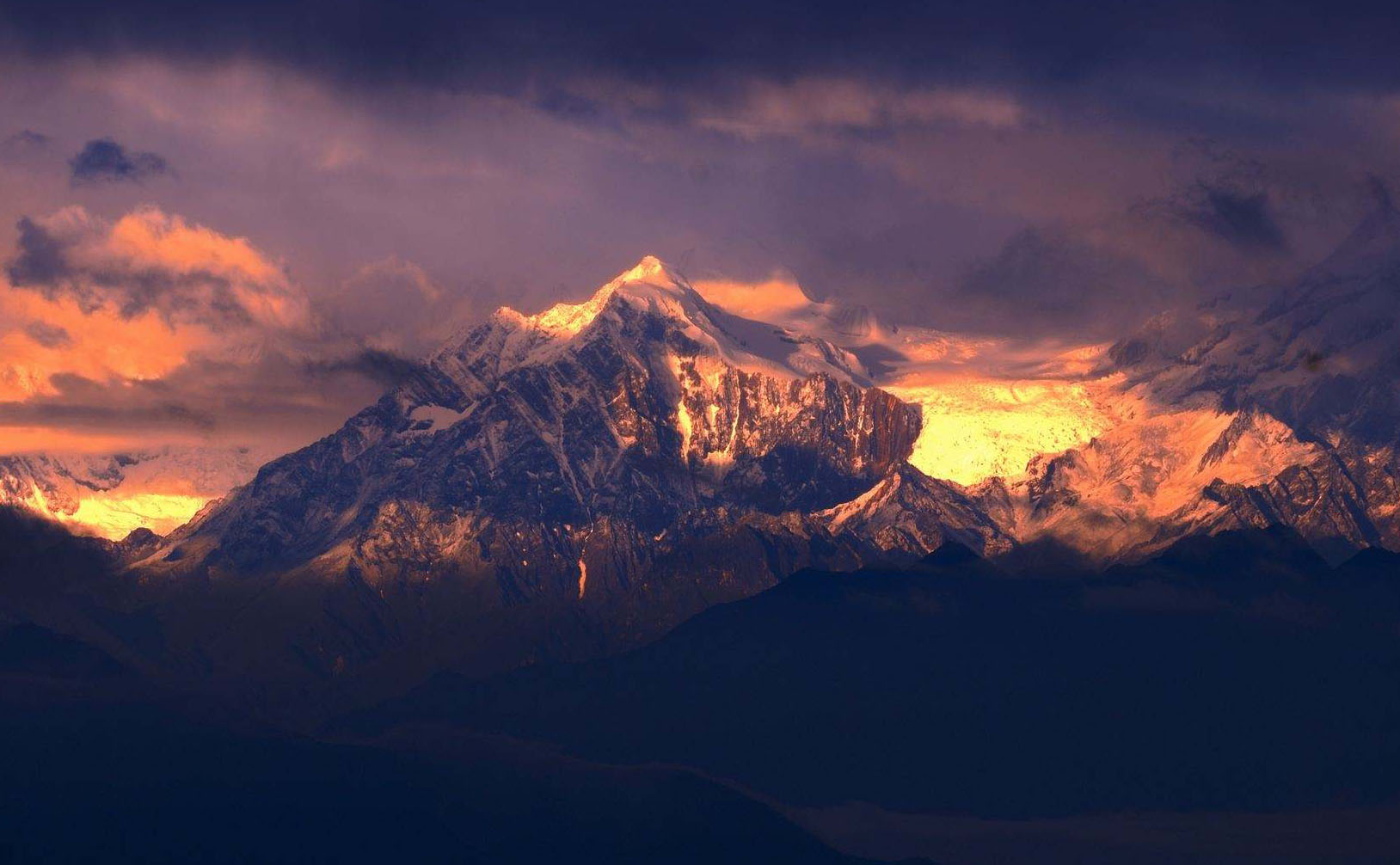  p>红灵山,位于四川省雅安市天全县紫石乡境内东北部,318国道旁.