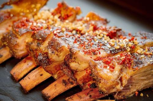  p data-id="gn73rem7xd">蜜汁烤羊排是以羊肉为主料的菜品. /p>