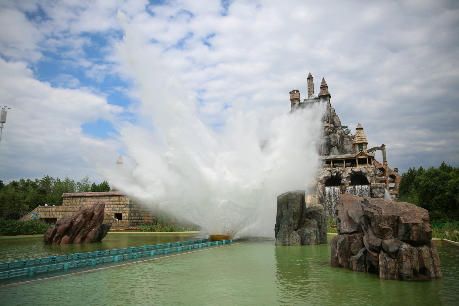  p>株洲方特欢乐世界位于株洲市云龙新城,占地60万平方米,是华中华南