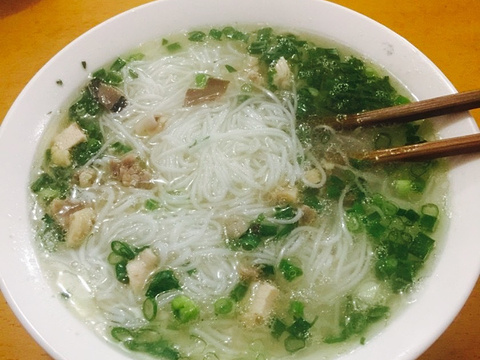  p data-id="gn7gu4pfv5">鸡汤粉是一道菜品,主料为粉条,鸡腿,鸡肝.