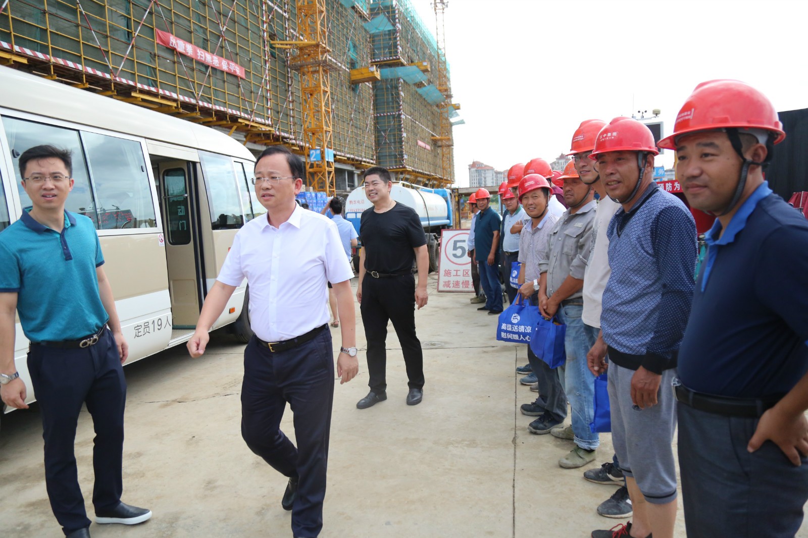 苗晓强,男,汉族,1972年生,江苏无锡人,捷威集团董事长.