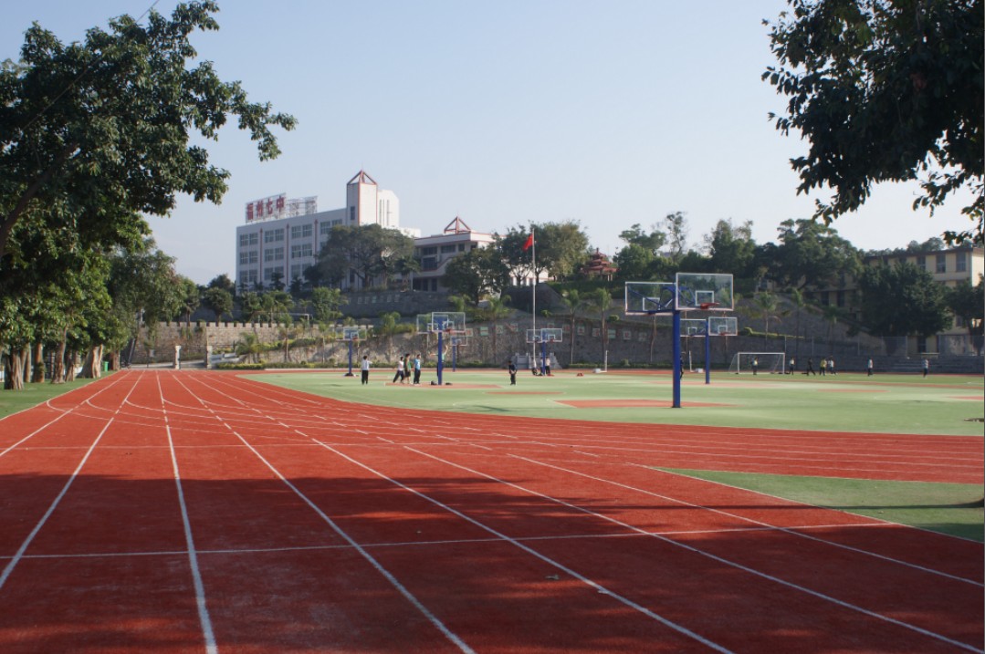  p>福州第七中学的校址设在福州北门外岭下,前身是闽侯县立初级商业