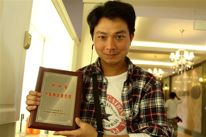  p>黄壮秋,空港经济区登岗镇人,2000年进入影视行业,与许多知名导演及