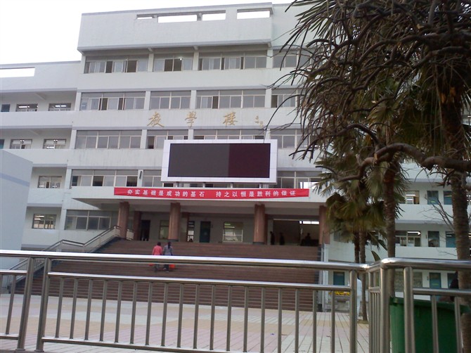  p>巢湖市第四中学,成立于1972年8月,位于巢湖市的一所示范性普通高中