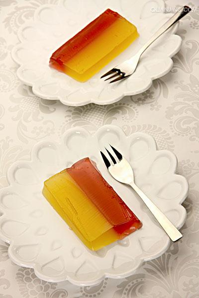  p>果冻是一种西方甜食,呈半固体状,由食用明胶加水,糖,果汁制成.