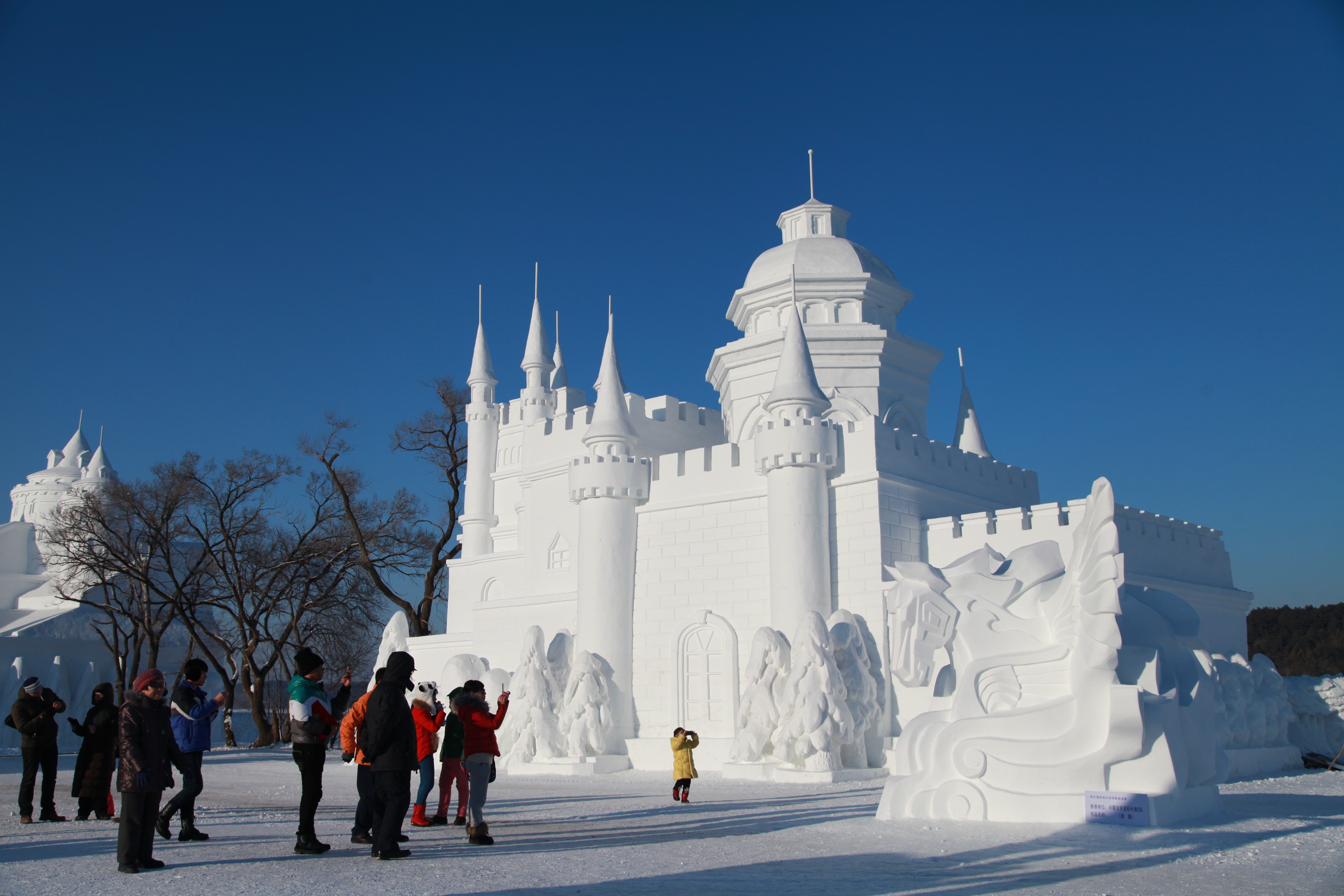 净月潭 /a>国家级风景名胜区冬季重点打造的大型互动体验式主题雪雕园
