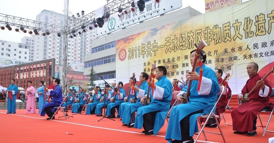  p>秦安小曲,又称"秦安老调",是采用秦安当地方言演唱的古老的传统