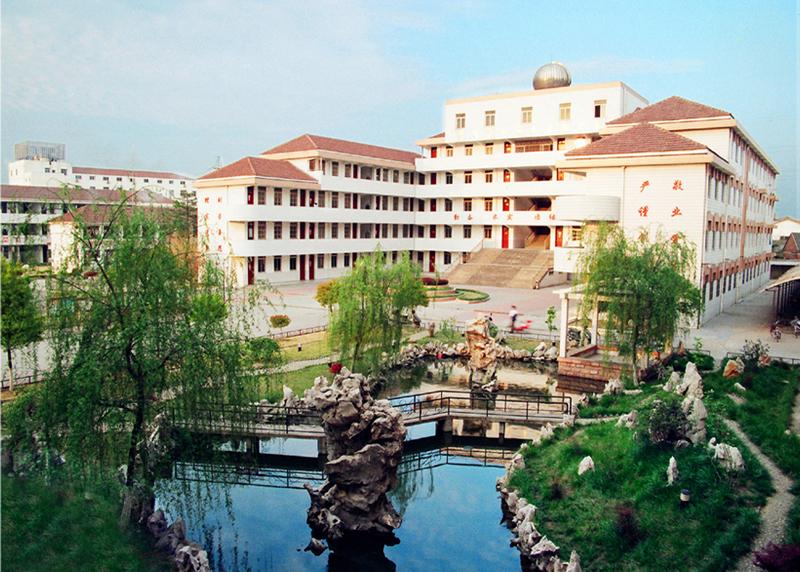  p>泰州市田家炳实验中学是江苏省三星级公办高级中学,是泰州市唯一的
