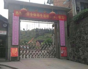  p>2017年4月20日14时许,绿洲中学175班一女生龙某在期中考试中因作弊