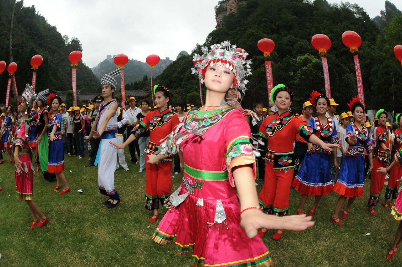 in the water; /p> p>摆手舞之恋围绕酉阳土家"摆手舞"展开一个风花