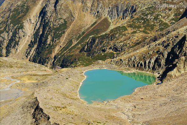  p>冰川湖,是指小型山地湖泊,尤其是冰川侵蚀而成的围椅状洼地(即冰斗