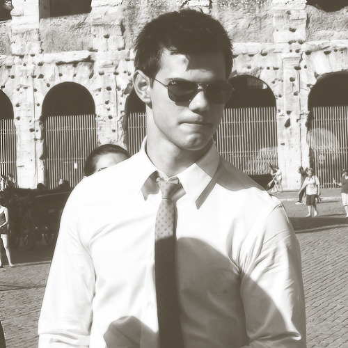  p>泰勒·洛特纳(taylor lautner),1992年2月11日出生于美国密歇根州