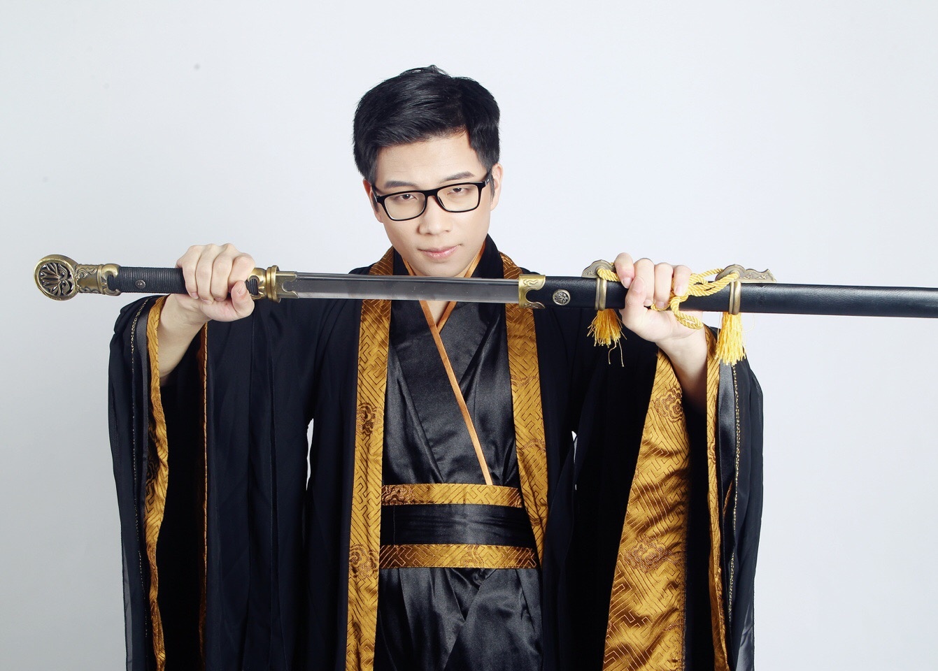  p>陶勇祥,男,90后有声主播"有声的紫襟",大学时肄业,靠讲故事月入