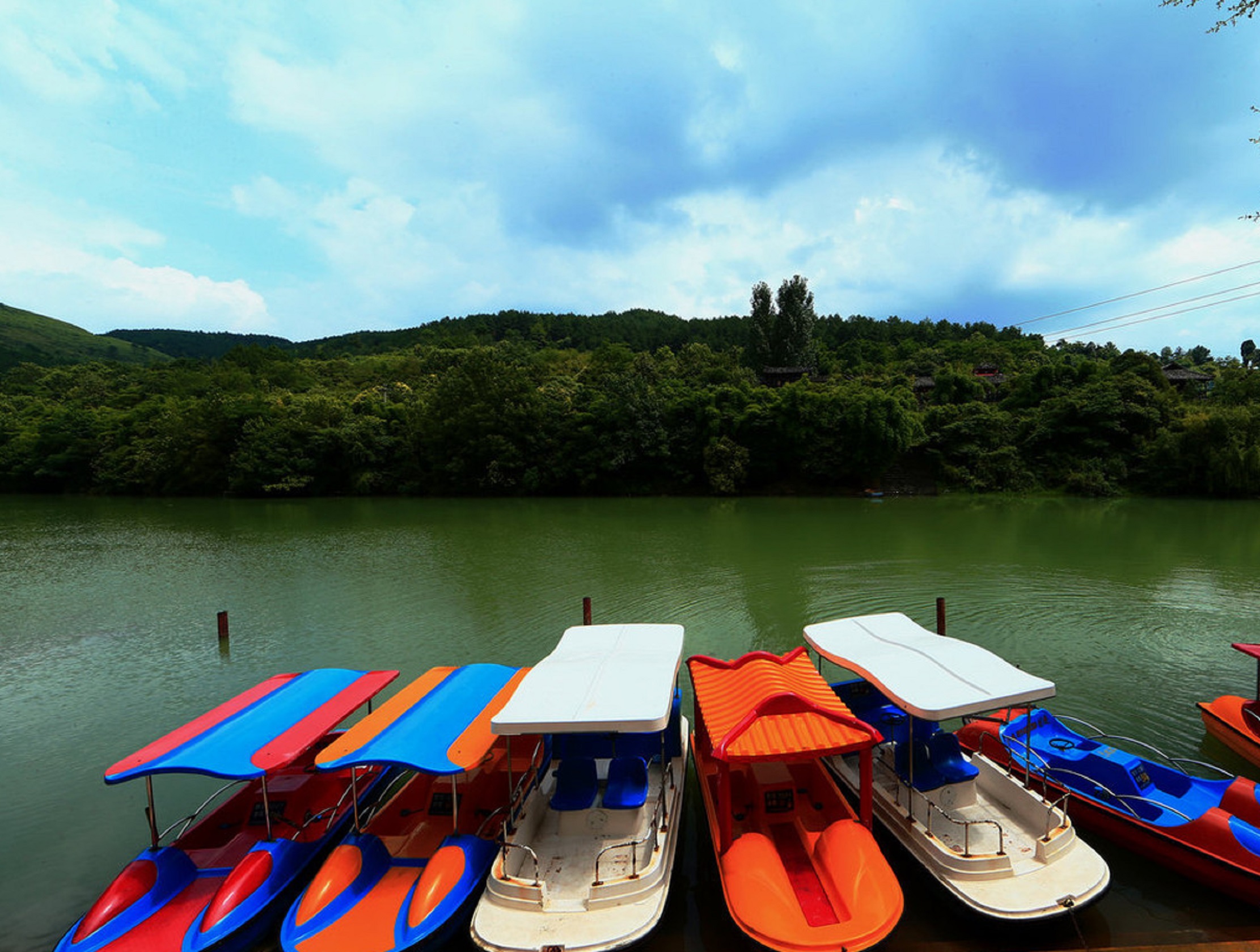  p>金翠湖坐落于 a target="_blank" href="/item/贵阳市/6085276"