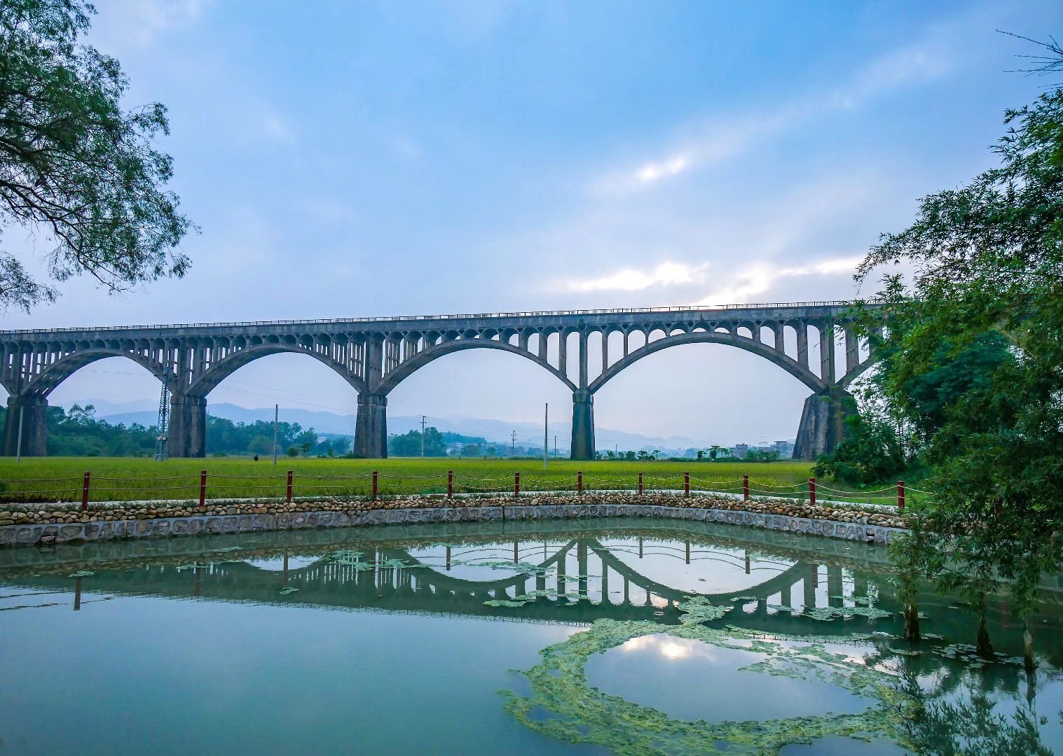  p>长岗坡渡槽位于广东 a target="_blank" href="/item/罗定市