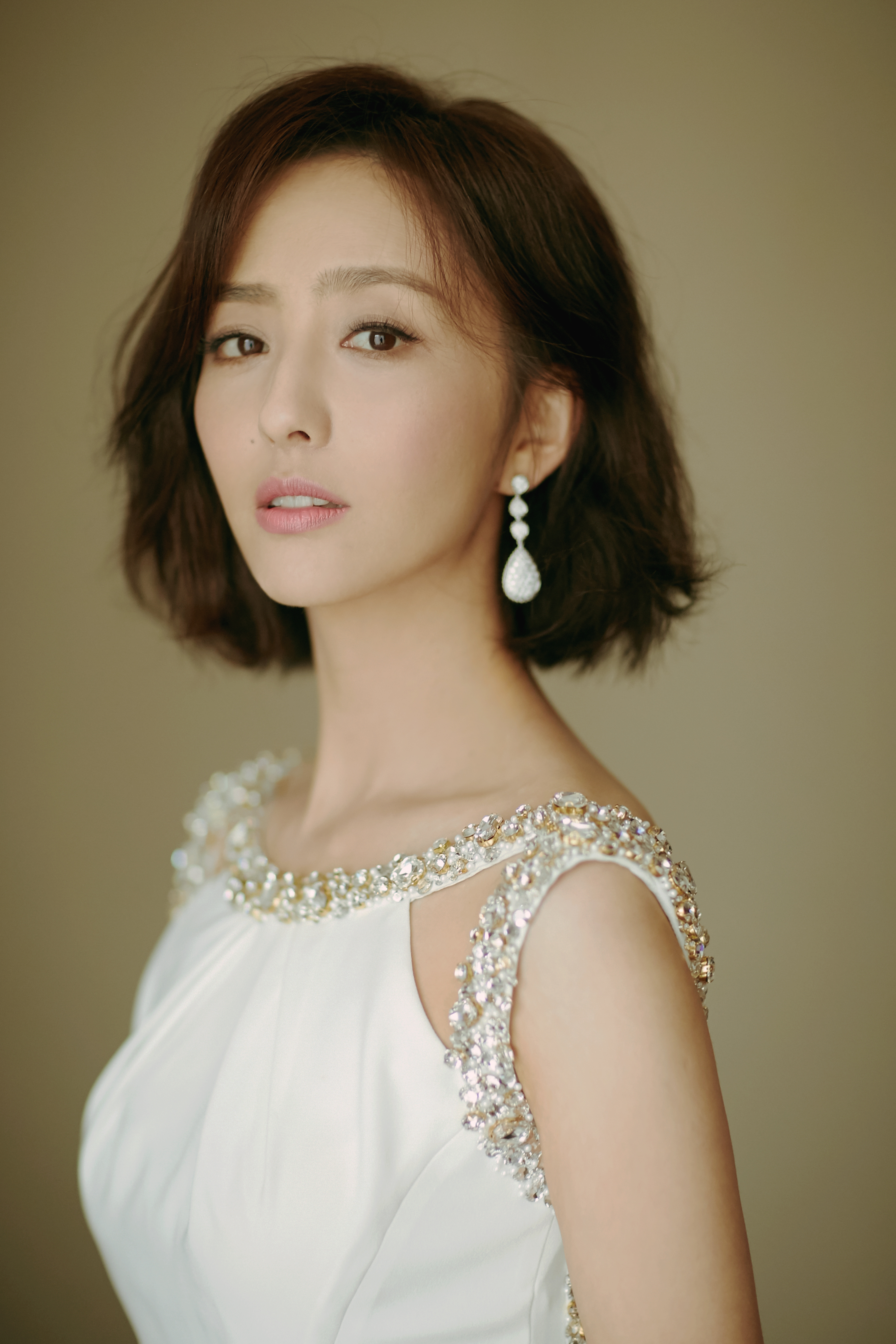  p>佟丽娅,1983年8月8日出生于新疆伊犁察布查尔,中国内地影视女演员