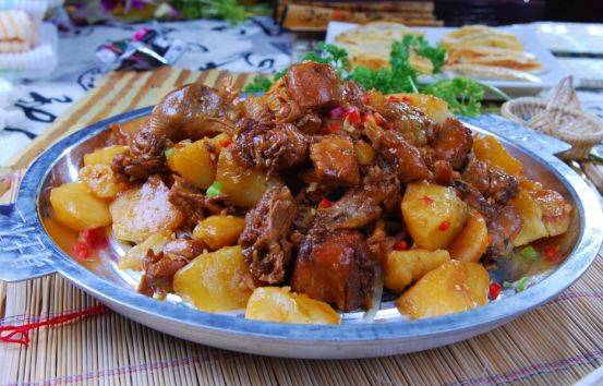  p>麻花野鸡是江苏省传统的地方名菜,属于苏菜的代表菜品之一.