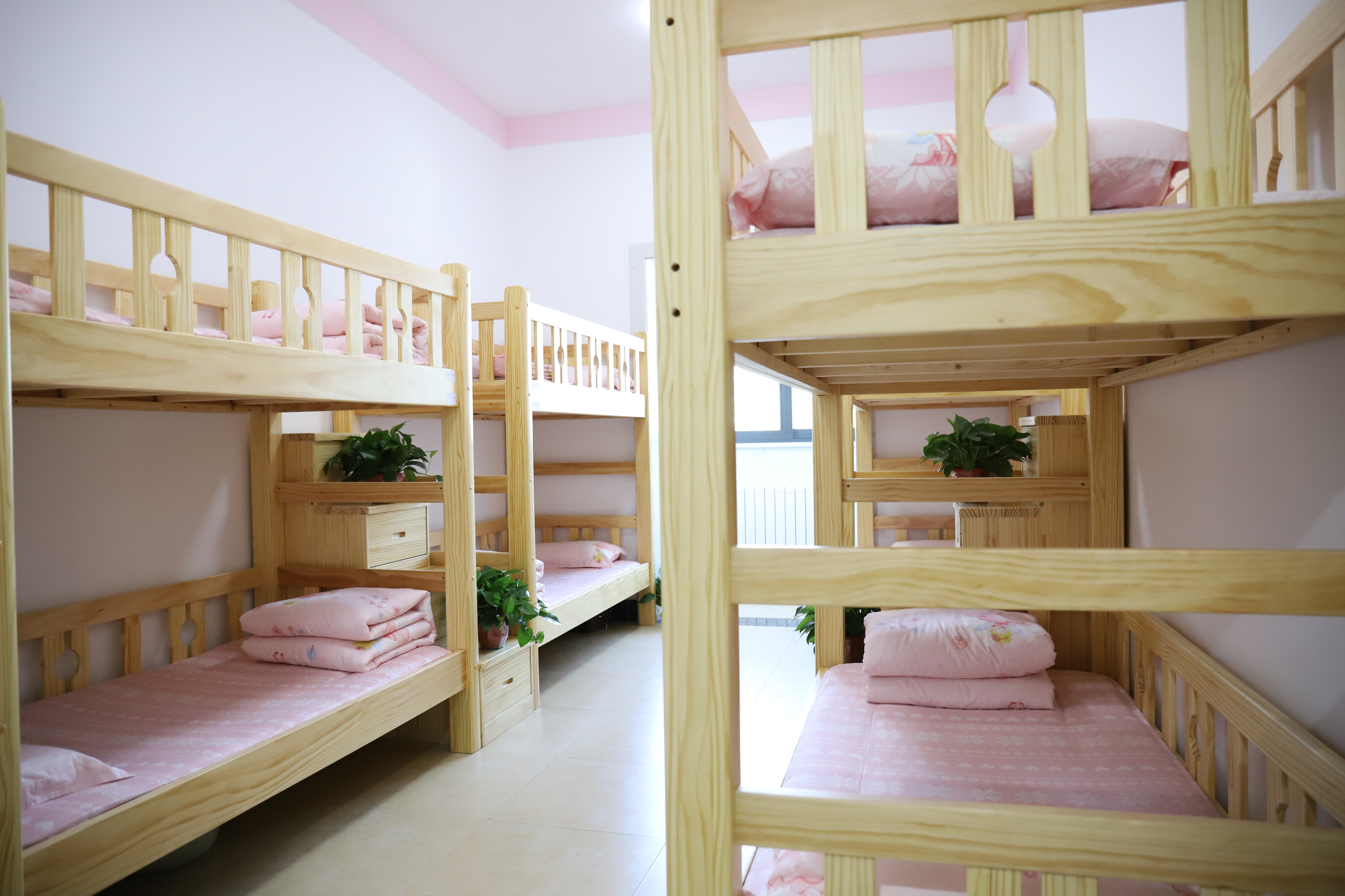 张湾区政府批准成立的集幼儿园,小学,初中于一体的十二年一贯制寄宿制