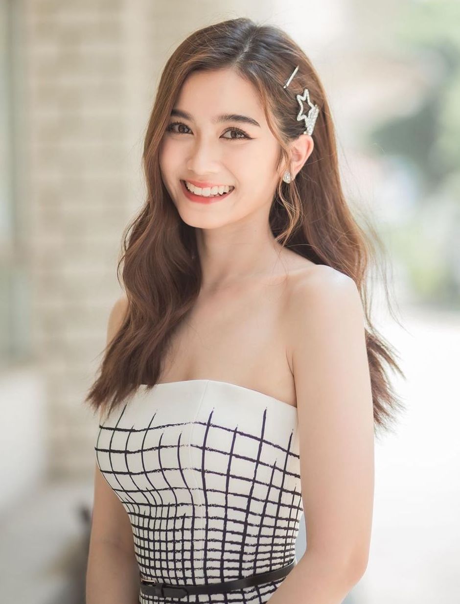 1997年4月6日出生于泰国曼谷,泰国七台签约女演员,毕业于 a target="