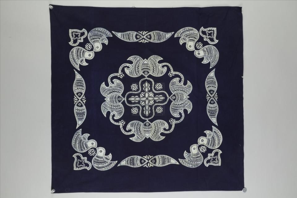 现代布依族鸳鸯鱼纹蜡染台布