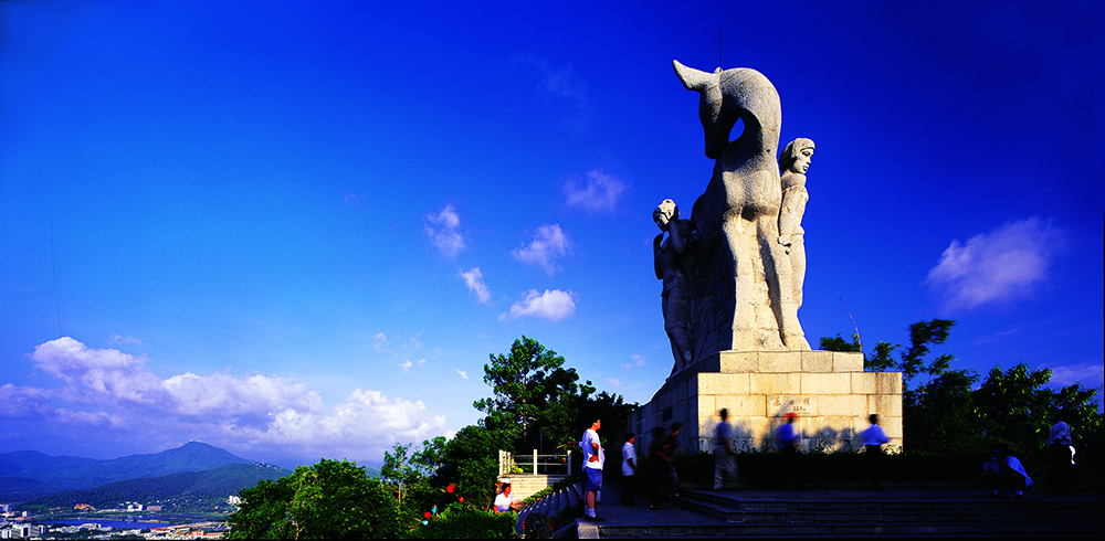  p>鹿回头风景区,位于海南省 a target="_blank" href="/item/三亚市