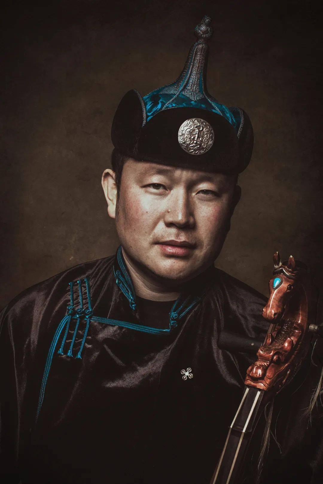 蒙古族青年马头琴演奏家,音乐制作人,国家一级演员,现为 a target="