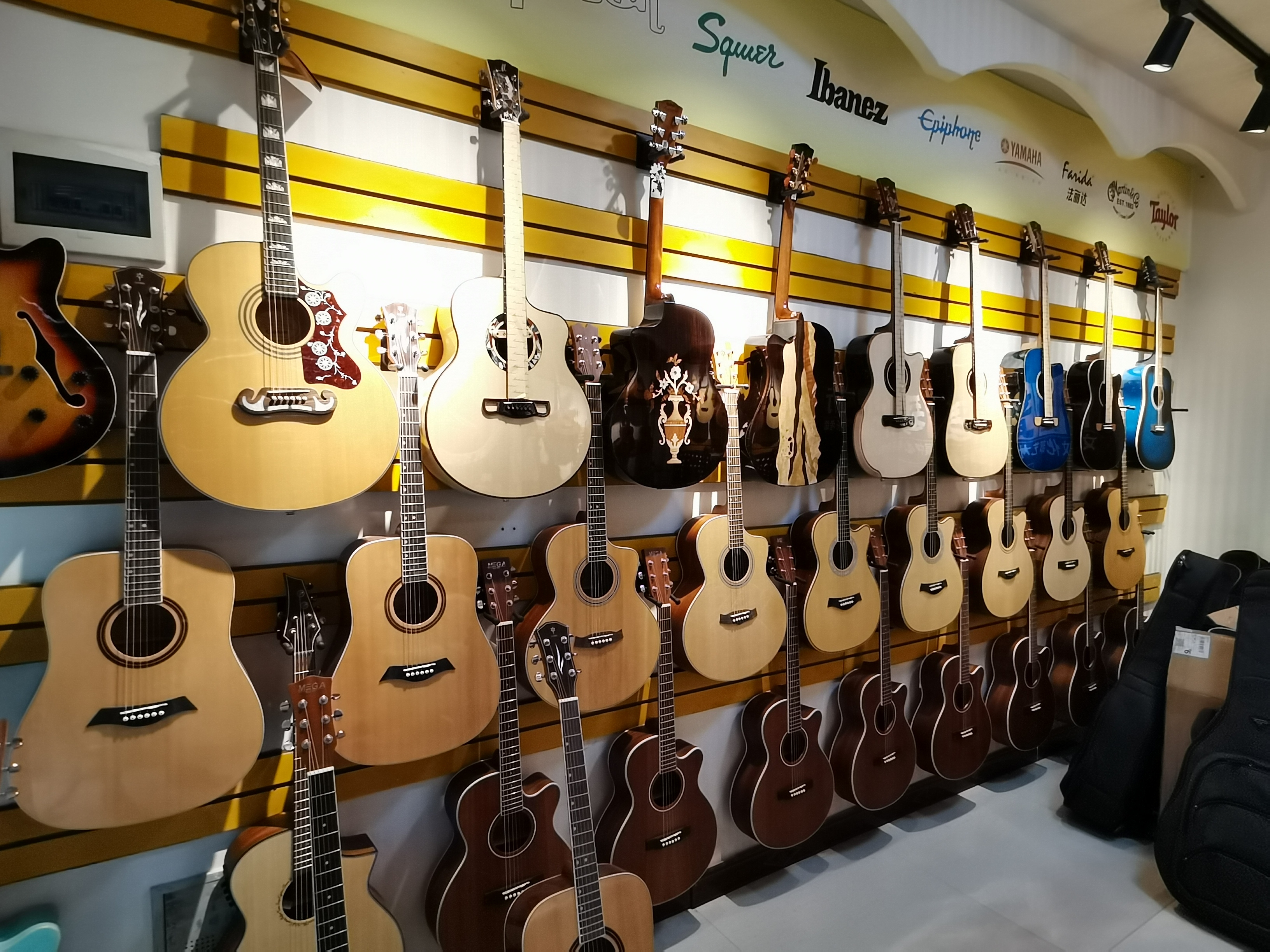 琴行,宣威市第一家由广州水木音缘乐器公司正式授权的水木年华吉他