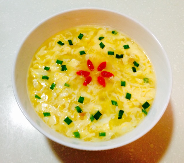 id="gn8o8pxs85">酸辣韭黄蛋花汤是一道以韭黄,鸡蛋为主料,胡椒,醋