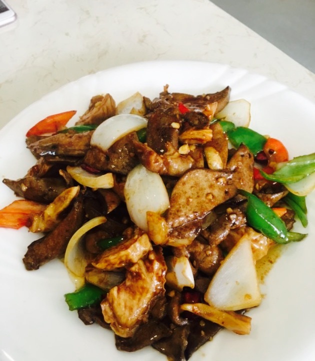  p>老长春肉馆是位于长春市创业大街(大润发)的一家东北菜餐馆. /p>