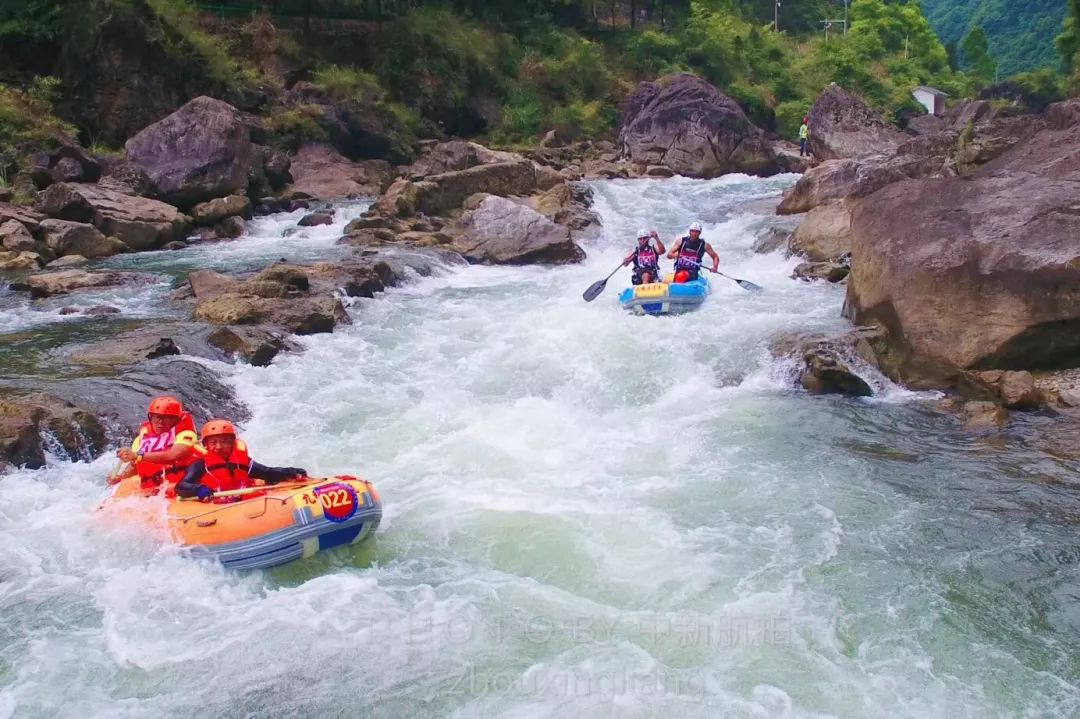 漂流于水上,顺水流动.