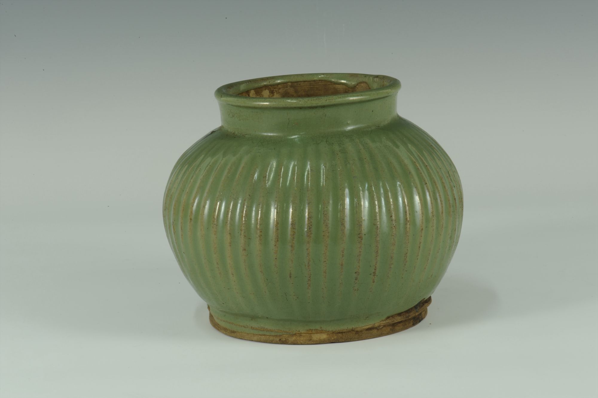 清代晚期宜兴窑绿釉瓜棱瓷罐