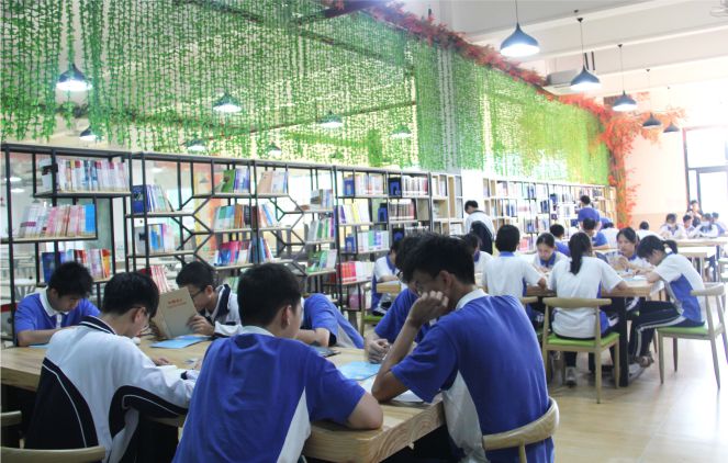 >深圳市明瑞高级中学成立于2021年,位于深圳市龙华区观澜街道大水田社