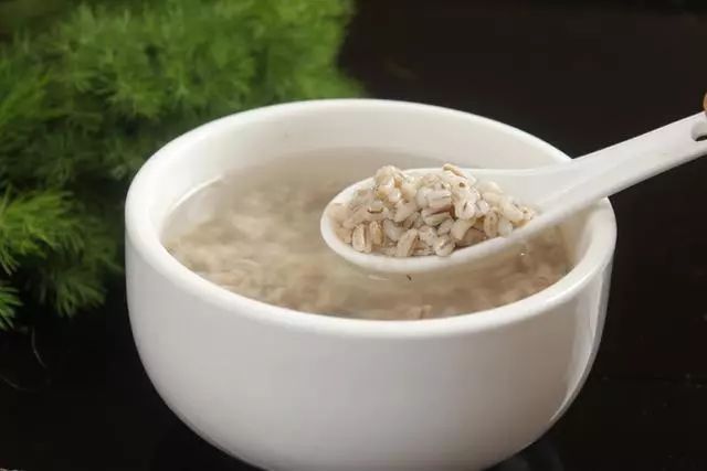  p>酒麸子也叫燕麦酒,是西北端午节经常做的一种地方小吃. /p>