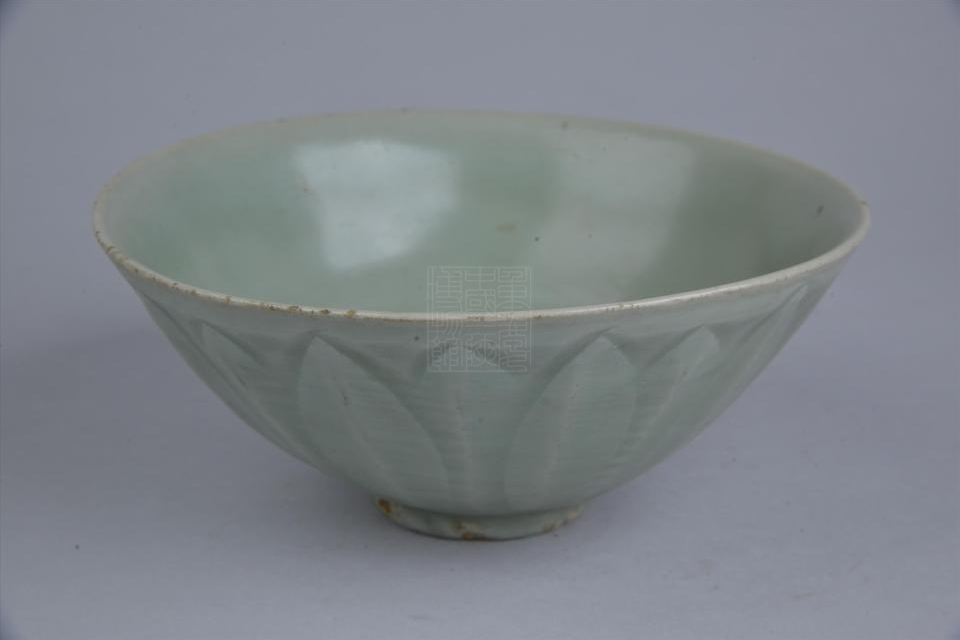 宋龙泉窑刻莲瓣青瓷碗
