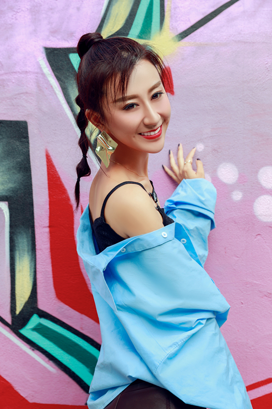  p>蔡明娜( i>原名蔡冉,曾用名蔡镒鸿 /i>),出生于河北省承德市,中国