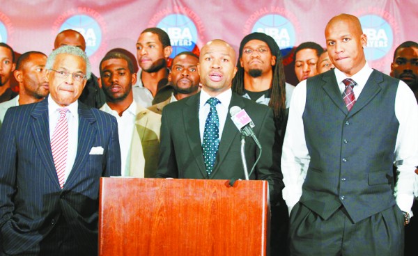 出生于美国纽约州纽约,犹太裔美国人,曾在1984年至2014年担任nba总裁