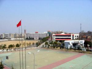  p>江西省新余市第二中学创办于1943年,坐落在风景秀丽的三叠园旁,南