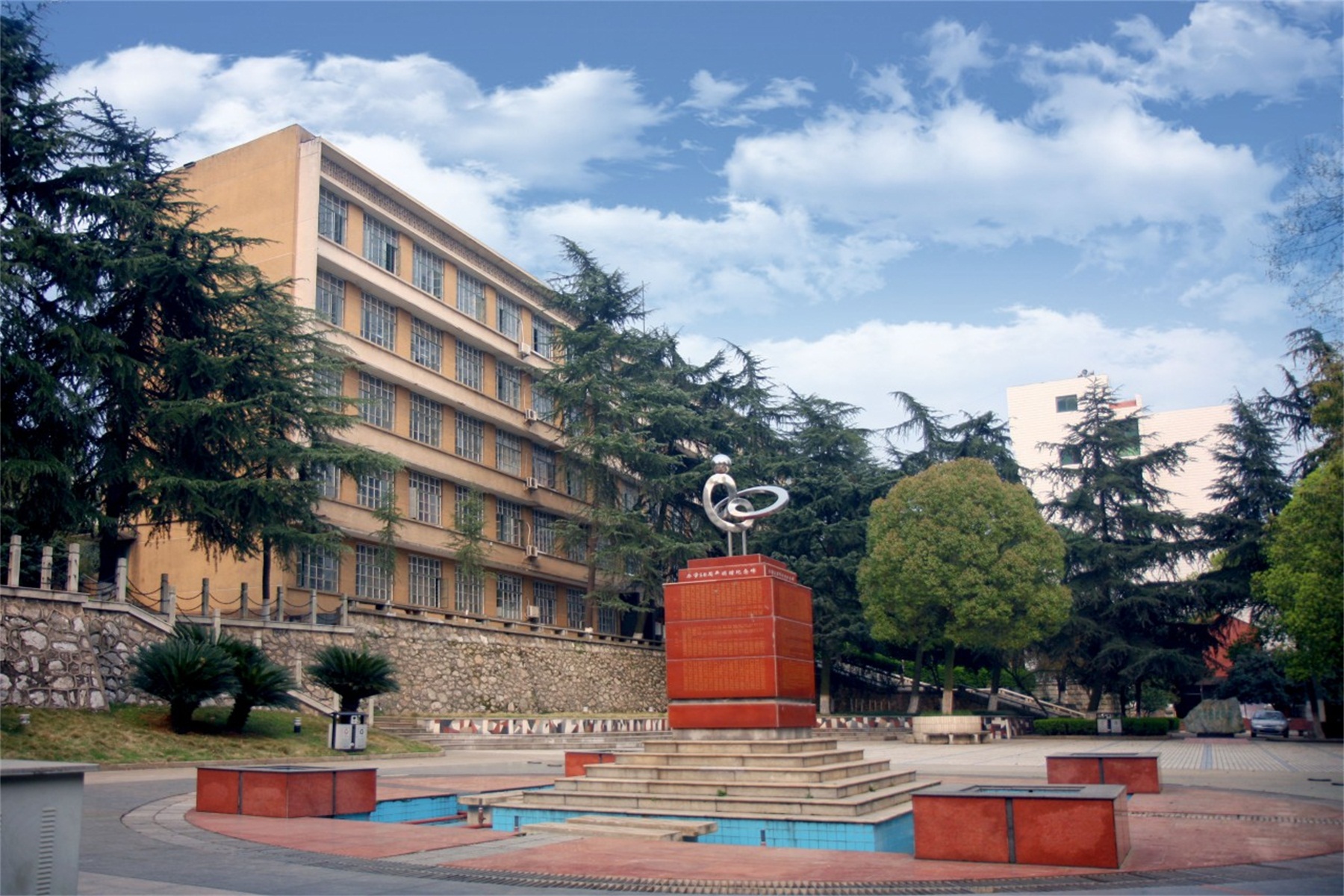  p>湖南城建职业技术学院位于湖南省湘潭市,是湖南省唯一一所独立设置