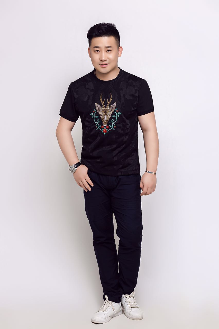 这首歌由李绰(艺名 a target="_blank" href="/item/小鹏飞/4837122"