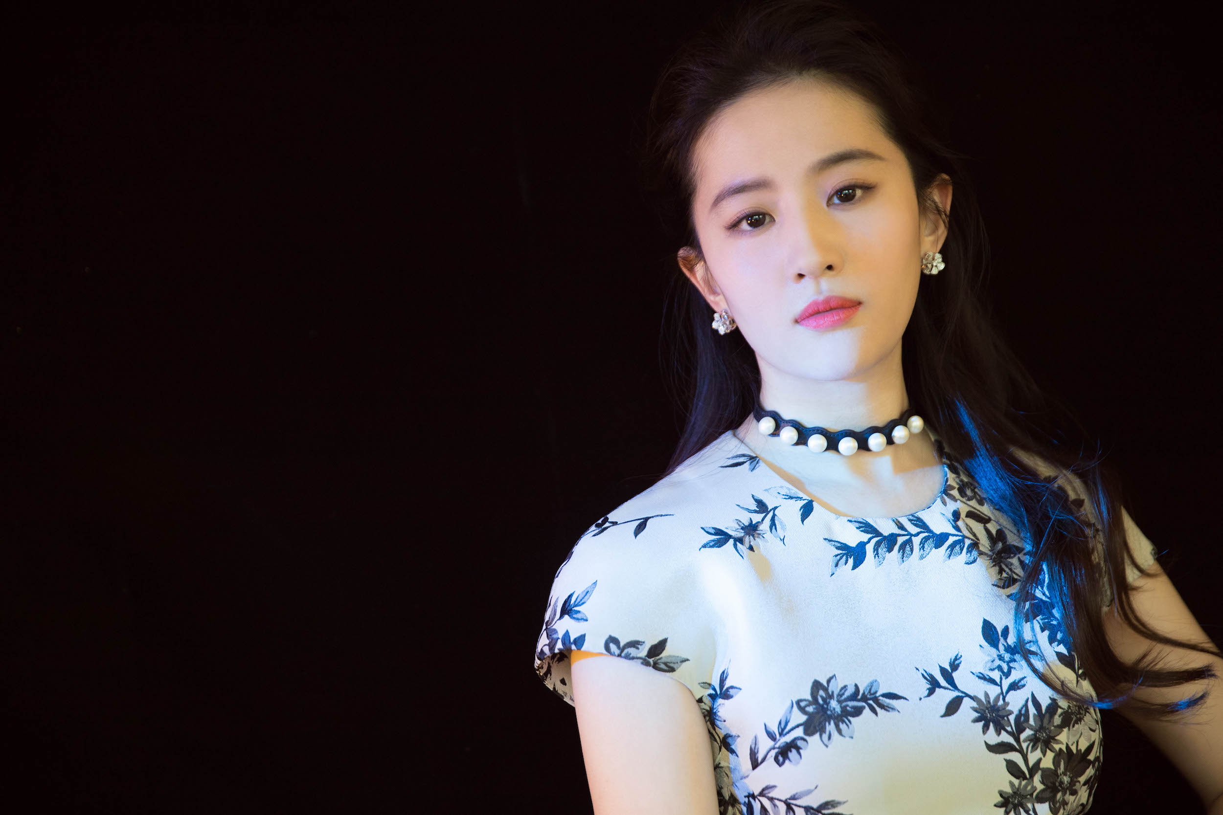  p>刘亦菲,1987年8月25日出生于湖北省武汉市,华语影视女演员,歌手