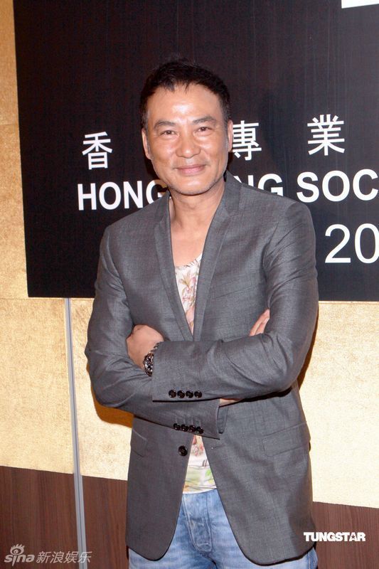 1955年3月19日出生于中国香港,祖籍山东省济宁市,华语影视男演员