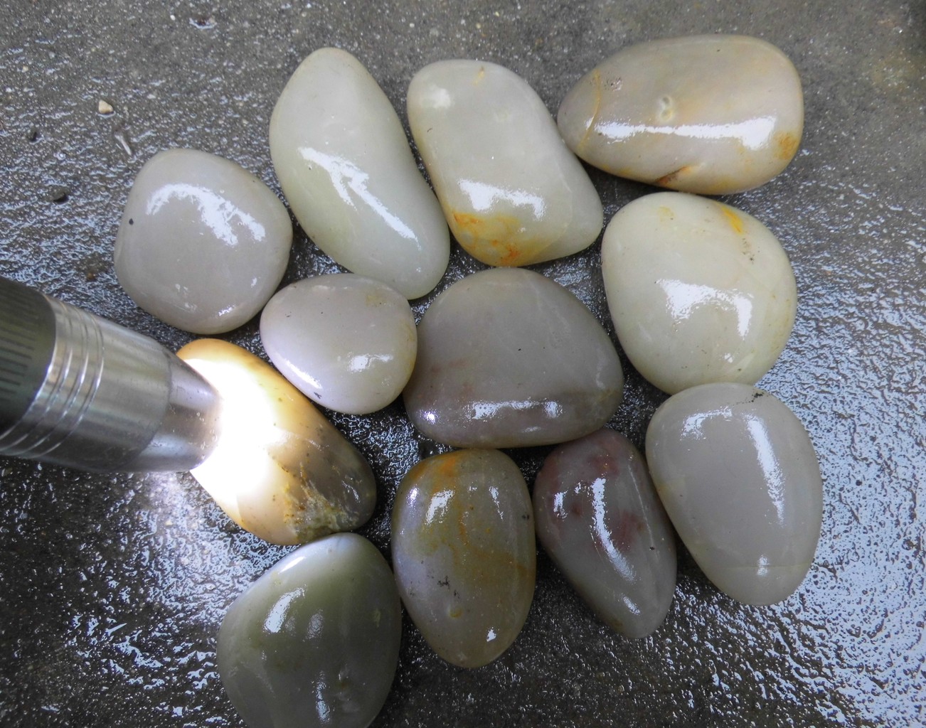  p>雨花石是一种天然 a target="_blank" href="/item/玛瑙">玛瑙 /a>