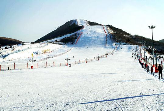  p data-id="gnwqmn08sq">北京渔阳国际滑雪场位于风光秀美的京东绿都