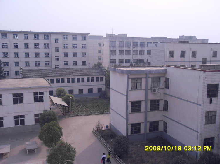  p>常坟中学,位于安徽省蚌埠市怀远县中心镇常坟镇的一所拥有初中高中